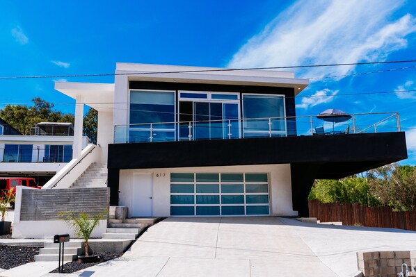 New Modern Home w/ Patio Deck View – Close To Beach