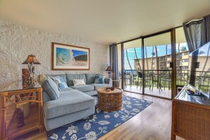 Living Room | Smart TV | A/C Units | Free WiFi