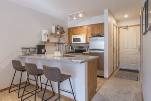 Granite Counter Tops - Breakfast Bar - Seats 3