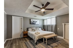 Master Bedroom: King Bed