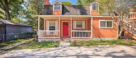 Willis Vacation Rental | 3BR | 2BA | 1,000 Sq Ft | Steps Required to Enter