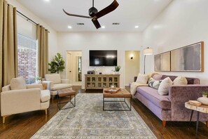 Living Room | Free WiFi | Smart TV | Central A/C