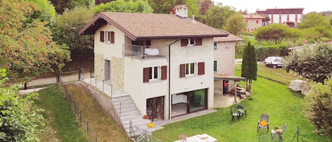 La proprietà e il giardino attrezzato