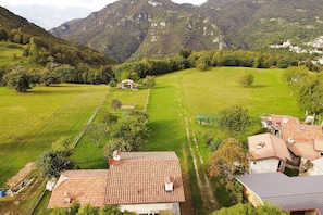 La propriété et la vue sur la vallée et les montagnes.