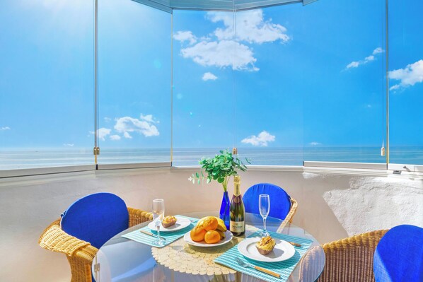 Vue spectaculaire sur la mer depuis la terrasse