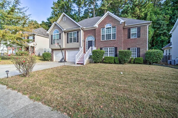 Acworth Vacation Rental | 6BR | 3BA | 3,100 Sq Ft | Stairs Required