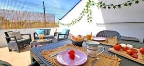 Terrasse mit verschiedenen Sitz-/Liegemöglichkeiten