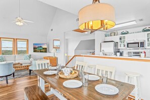 surf-or-sound-realty-1069-avon-anchor-management-dining-area-2