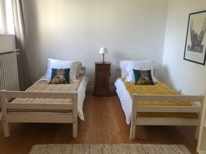 Chambre avec 3 lits simples pour des enfants ou des adultes