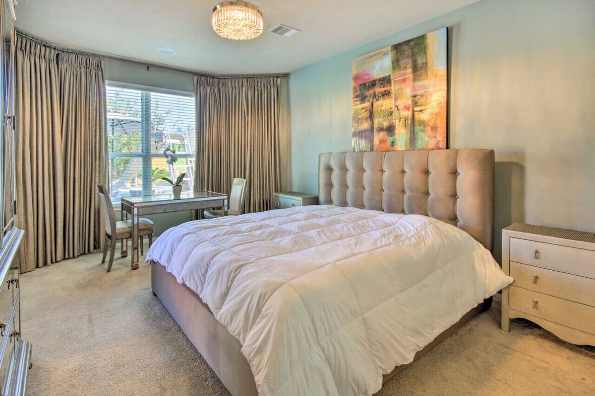 Artistic, Garden-inspired 4 bedroom home with Pool