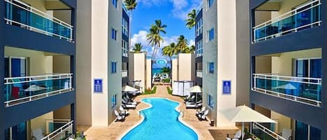 Walking along the big pool you arrive at the Caribbean beach in 1 min. 