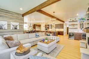 Living Room | Free WiFi | Smart TV | Fireplace | Central A/C & Heating