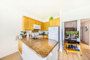 Fully equipped kitchen with a peninsula - perfect for cooking and socializing