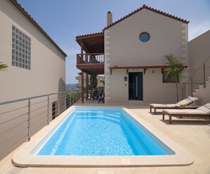 Sensory pool elements, at this unique holiday home. 