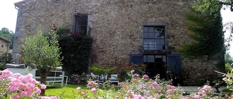 Le relais du Consul surplombe les jardins du domaine.