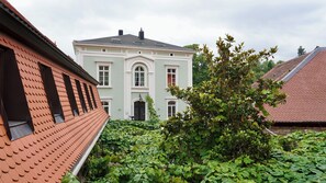 Blick aus der Ferienwohnung auf die Gutsvilla