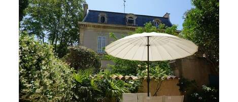 Vue de la terrasse arrière de la maison