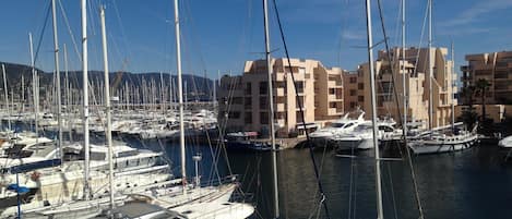 Vue sur le port de la terrasse  carrée de 11m²
Façade Est