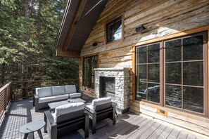 2.2-mountain-modern-rustic-mountain-village-living-room-deck2