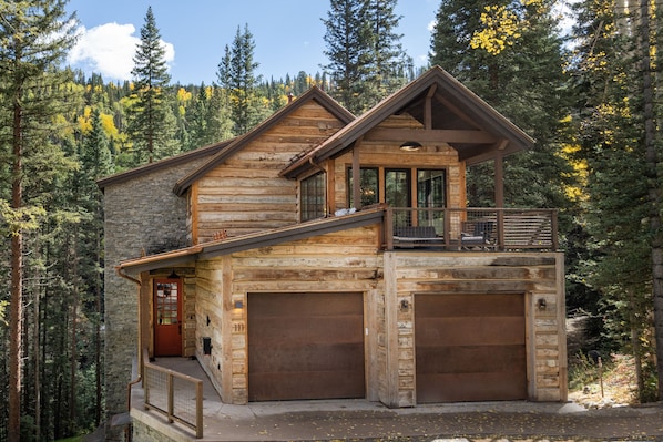 1.0-mountain-modern-rustic-mountain-village-exterior