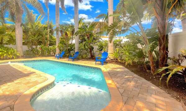 Semi-private pool with sun shelves and fountains, Siesta Key Village 4BR
