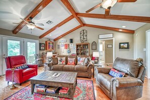 Open and bright living space with seating for the whole family.