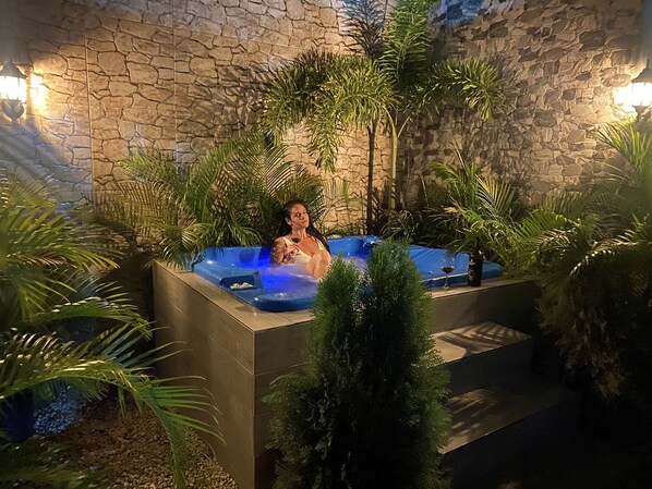 Outdoor spa tub