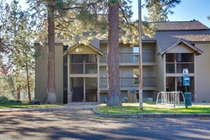 Condo Exterior | Central A/C & Heating | ~ 6 Mi to Downtown Bend