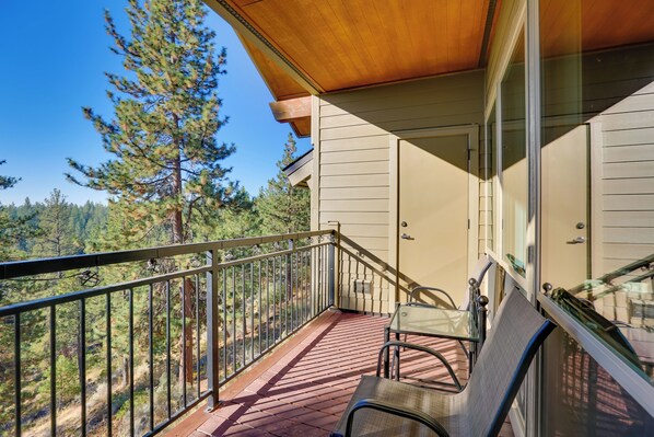 Bend Vacation Rental | 2BR | 2BA | 900 Sq Ft | Stairs Required to Access