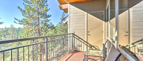 Bend Vacation Rental | 2BR | 2BA | 900 Sq Ft | Stairs Required to Access