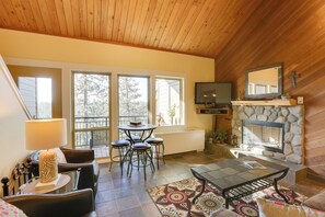 Living Room | Free WiFi | Smart TV