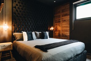 Endor room w/ king bed and ensuite bathroom (1)