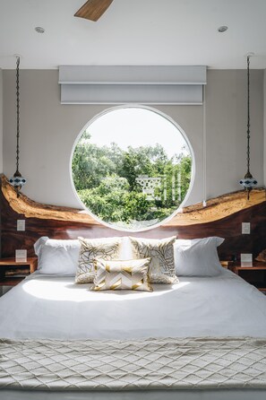 Rooftop suite king bed and jungle views (1)