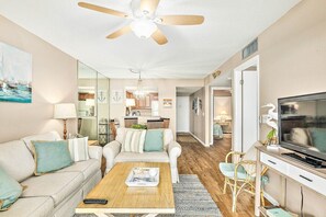 Mornings are easy with this breakfast nook for grabbing a bite before hitting the beach. ☀️