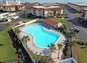 Our condo complex offers  2 pools, 5 hot tubs, pickle ball, tennis, grills and more!☀️