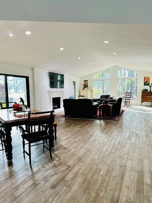 Great Room w 12 foot Ceilings