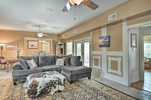 Living Room | Smart TV w/ Cable | Central A/C | Electric Heating