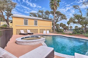 Shared Pool (Depth 5.5'-6') | Shared Hot Tub