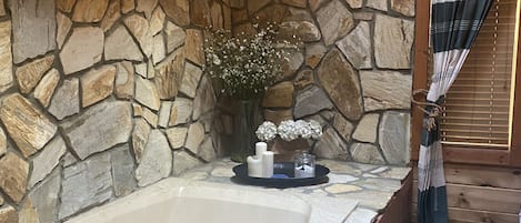 Jacuzzi Bathtub in Master Bedroom ! 