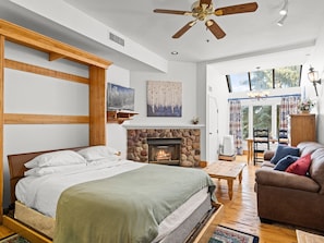 Living Room / Murphy Bed