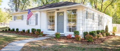 Enjoy your stay in Birmingham in this cozy space to unwind after a busy day whether it is work or play. This home is centrally located in Crestline Park, a short drive from downtown. Wifi, parking, and games for the whole family are included.