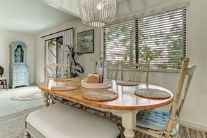 Seating for 6 at Dining Table