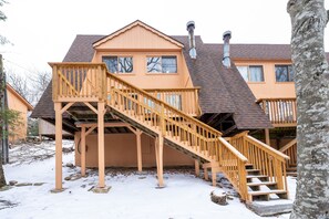 Cozy rustic chalet with spacious deck and scenic mountain views.