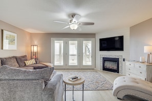 Living Room | 2-Story Cottage | Central A/C | Fireplace