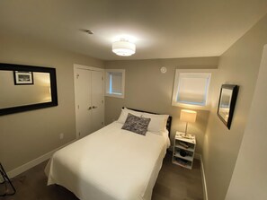 Cozy bedroom featuring a comfortable queen-sized bed.