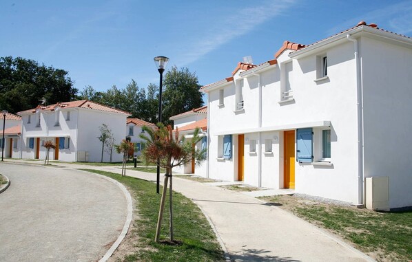 A pedestrian friendly site, there are plenty of paved walking paths for taking strolls.