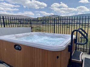 Aspen Meadows community hot tub just downstairs (no fee)