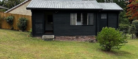 Mid-Century Cabin by the golf course, private, fully insulated, cool and breezy.