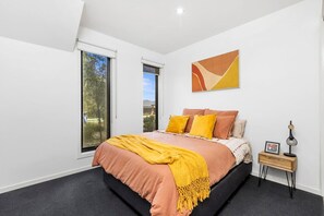 Queen bedroom, all linen supplied
