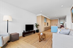 Dining table and lounge room with comfy sofa. Smart TV and WIFI for your use.  Heating and aircon for year round comfort.